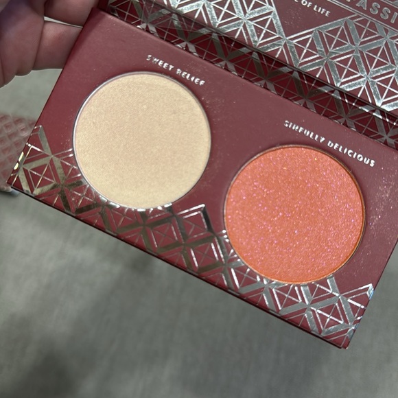 NEW Zoeva Spice of Life Highlighter & Contour Palette - Picture 6 of 9
